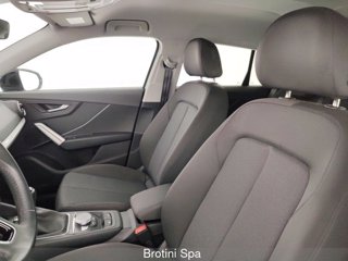 AUDI Q2 30 TDI S line Edition 8