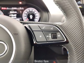 AUDI Q2 30 TDI Identity Black 12