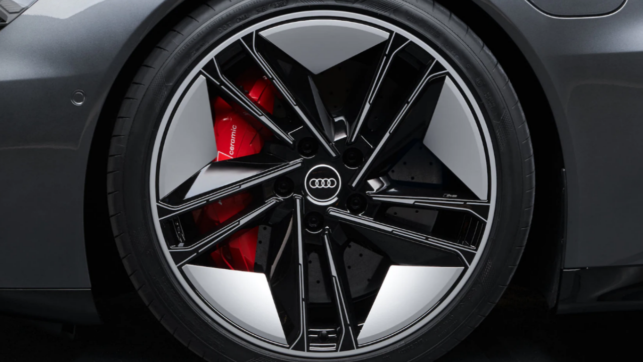 Audi RS e-tron GT La Spezia e Massa cerchi